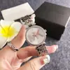 Reloj con Esfera de Nácar, Reloj Artístico de Nicho para Mujer, Correa de Acero, Temperamento Redondo, Versátil, Sencillo, Lujo Ligero, Reloj de Cuarzo a la Moda