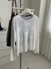 Camiseta longa de manga comprida em renda off-white bordada estilo francês retrô para mulheres, peça da moda para sobreposição outono/inverno 2026 com acabamento franzido