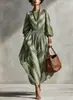 Colección de otoño 2026 nueva, europea y americana, transfronteriza: Vestido maxi de sarga estampada, con mangas tipo farol, corte acampanado y cintura ceñida, perfecto para unas vacaciones en un resort.