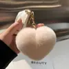 Chaveiro Pingente Coração de Pelúcia Imitação de Pelo de Coelho Decoração de Chave de Carro Presente Fofo em Formato de Coração para Mulheres