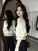 Nuevo Suéter Coreano de Punto Rayado Off-Shoulder para Mujer Otoño/Invierno 2026, Corte Holgado y Relajado, Top de Punto Adelgazante