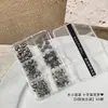 Caja de Decoraciones para Uñas de Aleación con Forma de Cruz Vintage de 12 Piezas Estilo Punk Cruz de Metal Corazón Remache Oscuro Set de Pedrería para Uñas