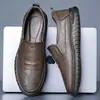 Novos sapatos masculinos de verão respiráveis antiderrapantes slip-on desodorantes versáteis confortáveis moda sapatos masculinos de couro