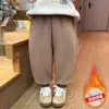Calça Infantil Outono e Inverno 2026 Novo Estilo Calça Casual Quente com Forro de Lã para Crianças Roupa Profunda Outono e Inverno para Bebês Calça de Moletom Espessa