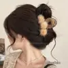 Pinza de garra de felpa floral grande para cabello grueso, pinza de pelo tejida de alta gama para otoño e invierno, nuevo pinza de tiburón 2026 accesorio para el cabello para mujer