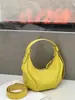 Bolsa de Ombro Estilosa Retro Fashion 2025 Novo Design de Nicho Couro Genuíno Versátil para o Dia a Dia Bolsa de Ombro de Mão
