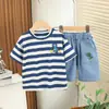 Nuevo Conjunto de Dos Piezas de Verano para Niños, Pantalones de Mezclilla Lavada de Manga Corta con Estampado de Dinosaurio Rayado Redondo, Venta al por Mayor del Fabricante