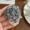 Moda Outono e Inverno Novo Broche Flor Camélia Dourada Estilo Fragrante com Tassel de Pérola Broche de Alto Padrão Levemente Luxuoso com Sensação de Alto Padrão