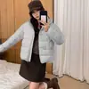 Chamarra de Pluma de Algodón Acolchada de Moda para Mujer Corta 2026 Invierno Nueva con Capucha Estilo Coreano Cálida Pequeña Chaqueta de Algodón Ropa de Abrigo