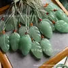 Colgante de Hoja de Aventurina Natural de la Fábrica Origen, Ramas Doradas y Hojas de Jade, Colgante de Jade para Hombres y Mujeres, Joyería para el Cuello 1688 Venta al por Mayor