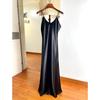 ¡Es demasiado largo! Alto en ~ vestido de tirantes con drapeado interior alargado ~ falda de satén de acetato para debajo