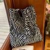 Bolsa de Viagem Grande Capacidade com Lados Flexíveis Outono/Inverno 2026 Bolsa de Lona Versátil Retrô Moda Feminina Estampa de Leopardo Bolsa de Ombro/Axila
