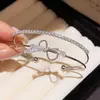 Pulseira Aberta Dupla Camada com Laço de Zircônia de Luxo Leve, Pulseira de Design Exclusivo, Moderna e Versátil para o Dia a Dia, Joias para Atacado