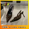 Sapatos de salto alto prateados de sola macia para mulheres baixinhas, novo estilo 2025, bico fino francês, salto agulha, corte baixo, sem calcanhar, sapatos de salto único da moda