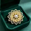 Broche de Loto Perlado Tridimensional Estilo Corte Metal con Pin Hueco y Pedrería Accesorio Elegante para Ropa Formal de Mujer Chal