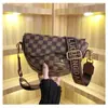 Bolsos de moda para Otoño e Invierno 2023: Populares Alforjas de Media Luna y Elegantes Bolsos Bandolera