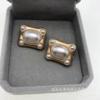 Pendientes de moda retro europeos y americanos de aleación chapada en oro, pendientes vintage de la serie Perla sin agujeros para las orejas para mujer.