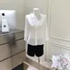 Camisa branca de botão estilo francês para mulheres com mangas de três quartos e bordas franzidas, top elegante