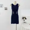 Vestido de punto estilo coreano de principios de otoño, puro y sexy, dulce y picante, con botones dorados, falda corta ajustada como capa interior