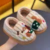 Lindas pantuflas de algodón con temática de cachorros para niños, cálidas y afelpadas para el invierno, adecuadas tanto para niños como para niñas, para usar en interiores, para combinar con los padres y para bebés y niños pequeños.