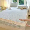 Falda de cama de terciopelo de leche Clase A Pieza única Manta de cama de vellón de coral Cubierta de cama engrosada Sábana de franela con encaje Bordes volantes Envoltura de cama acolchada