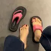Sandálias de Sola Grossa para Mulheres 2025 Verão Novas Celebridade da Internet Ins Sapatos da Moda para Usar Fora Chinelos Estilo Puro Desejo
