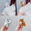 Lindo broche de muñeco de tigre pequeño broche de animal tridimensional acostado accesorios para amantes fotos de viaje vender lindo