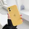 Funda refrigerante para teléfono adecuada para Apple 15promax 13 panal 14 transpirable hueca iphone112Funda protectora de TPU