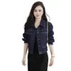 Chaqueta corta de mezclilla de principios de otoño combinada con un conjunto de vestido con tirantes, holgado y elegante, versión coreana, adelgazante y casual para personas menudas.
