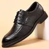 Zapatos de cuero auténticos de la marca Dragonfly para hombre que aumentan la altura, nuevo estilo de verano para negocios, calados, transpirables, versátiles, zapatos casuales de suela blanda para papás