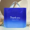 Bolsa de plástico al por mayor de fábrica, bolso de tienda de ropa, bolso de tienda de ropa para mujeres y niños, bolsa de regalo, bolsa de embalaje engrosada