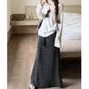 Camiseta Blanca de Manga Larga con Cuello en V Estilo Coreano con Espalda Descubierta para Mujer, Primavera/Verano 2026 Otoño Delgada Holgada Protector Solar Cover-Up Top