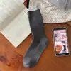 Meias verticais listradas cinza escuro versáteis para mulheres, meias de cano médio para outono e inverno, meias empilhadas de algodão estilo japonês preto