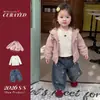 Nuevo Conjunto de Otoño para Niñas 2026: Conjunto Tres Piezas Dulce de Chaqueta, Camiseta Básica y Jeans para Bebés Niñas