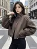 Chaqueta casual holgada de alta gama europea con cuello alto y cordón para mujer, nuevo abrigo corto estilo béisbol de motocicleta para otoño 2026, que reduce la edad