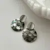 Novos Brincos Dourados Retrô 2026 para Mulheres, Estilo Popular de Hong Kong, Brincos de Alto Padrão e Elegantes, Brincos de Metal com Design de Nicho