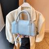 Bolsa Transversal Pequena Quadrada para Mulheres Estilo Normcore Bolsa de Ombro Único Transversal 2025 Primavera e Verão Nova Bolsa Bowling Bolsa Almofada