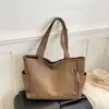 Bolsa tote estilosa e espaçosa para mulheres, um design novo e versátil perfeito para viagens, trabalho e uso diário, apresentando um visual simples e elegante
