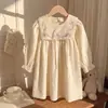 Vestido infantil estilo coreano con solapa y bordado de mariposas, Vestido de niña estilo francés, Colección otoño 2026, Dulce vestido infantil de manga larga con encaje