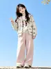 Roupa de outono para meninas: um conjunto de três peças apresentando uma jaqueta com capuz estampada de desenho animado e calças de perna larga, projetado para crianças mais velhas, oferecendo um visual casual, estiloso e esportivo
