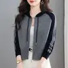Nova coleção Outono/Inverno 2026: Casaco de tricô curto, color-block, de alta qualidade, caimento solto, modelador e que rejuvenesce, com capuz, para mulheres