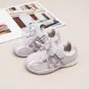 Zapatos para niñas 2026 otoño nuevo estilo Velcro niñoszapatos blancos para correr para niñoszapatos deportivos de suela blanda para niñas mayores