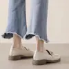 Mocassins femininos em couro macio estilo francês, novo modelo outono 2026, sapatos rasos sem cadarço para o dia a dia com solas macias