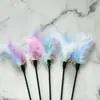 Venta al por mayor de fábrica palo divertido para gatos color macarrón Campana de gato pluma palo divertido para gatos suministros juguetes para mascotas