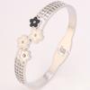 Pulsera de acero de titanio electrochapado al por mayor transfronteriza para mujer, sentido de alta gama para mujer, acero de titanio, joyería que no se desvanece, pulsera trébol de cuatro hojas