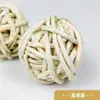 Juguetes de Bola de Hierba Hechos a Mano para Masticar para Conejos, Chinchillas y Hámsteres; Bolas de Ratán y Bolas Tejidas de Hierba; Suministros para Masticar Mascotas Pequeñas; Venta al por mayor en stock