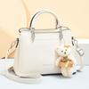 Bolsa de Mão da Moda para Mulheres 2026 Novo Estilo Casual Bolsa de Ombro Feminina Grande Capacidade Couro Macio Multi-Camadas Pingente de Urso Bolsa Feminina