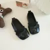 Sapatos de Couro para Meninas 2024 Primavera e Verão Novos Sapatos Rasos Mutantes para Bebê Sapatos de Princesa com Solado Macio Menina Estilo Coreano Sapatos de Leite