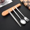 Juego de tres piezas de tenedor, cuchara y palillos de acero inoxidable de alto valor para estudiantes, vajilla portátil, creativo, tenedor, cuchara, combinación de colores, caja de almacenamiento