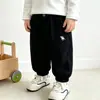 Nueva colección de otoño de pantalones para niño: pantalones tejidos cómodos y amigables con la piel para bebés y niños pequeños, pantalones casuales elegantes y versátiles de color liso